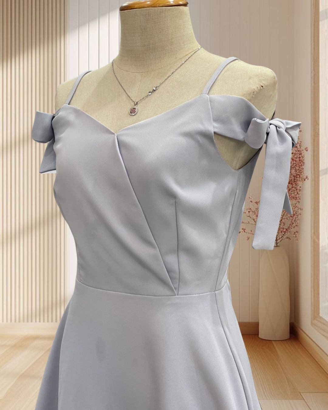 (PRE-LOVED) ราตรีสั้นสีเทา สายเดี่ยว ผูกโบว์แขน กระโปรงบาน ไซส์ XS