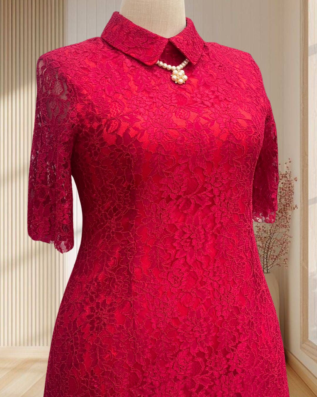 (PRE-LOVED) เดรสยาวสีแดง คอปก ผ้าลูกไม้ทั้งตัว ไซส์ 2XL