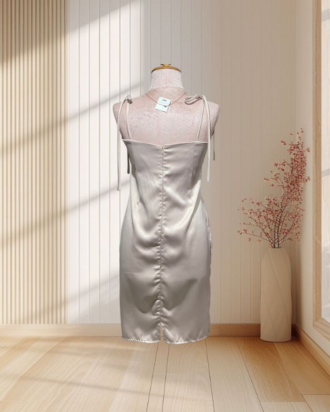 ราตรีสั้นสีครีม ผ้าเครป สายเดี่ยวผูกโบว์ อกริ้วย่น ไซส์ s