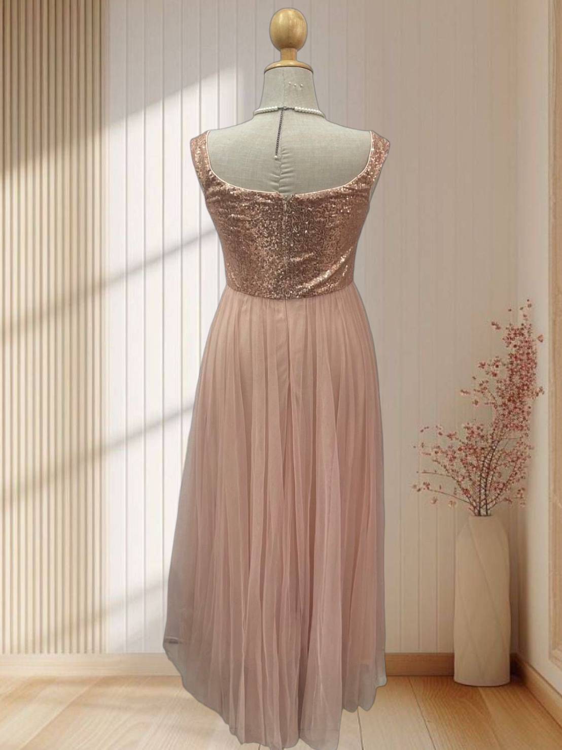 (PRE-LOVED) ราตรียาวแขนกุดคอวี สีโอรส กระโปรงผ้ามุ้งอัดพลีท ด้านบนปักเลื่อม ไซส์ 3XL