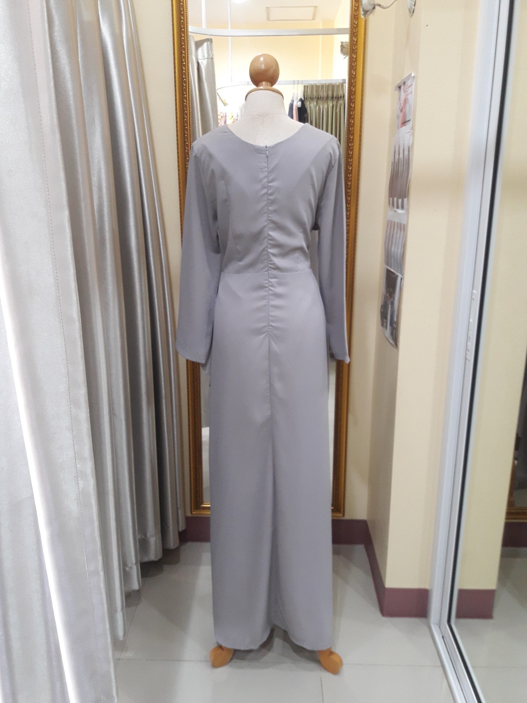 (PRE-LOVED) ชุดราตรียาวแขนยาวเอวจีบสีเทาอ่อน(L)