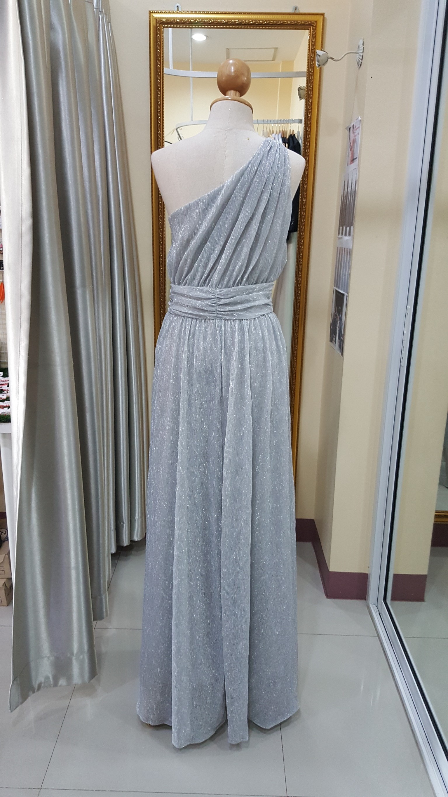 (PRE-LOVED) ชุดราตรียาวสีเงินไหล่เบี่ยงผ้าแต่งดิ้นเงินดิ้นทอง (Size : S)