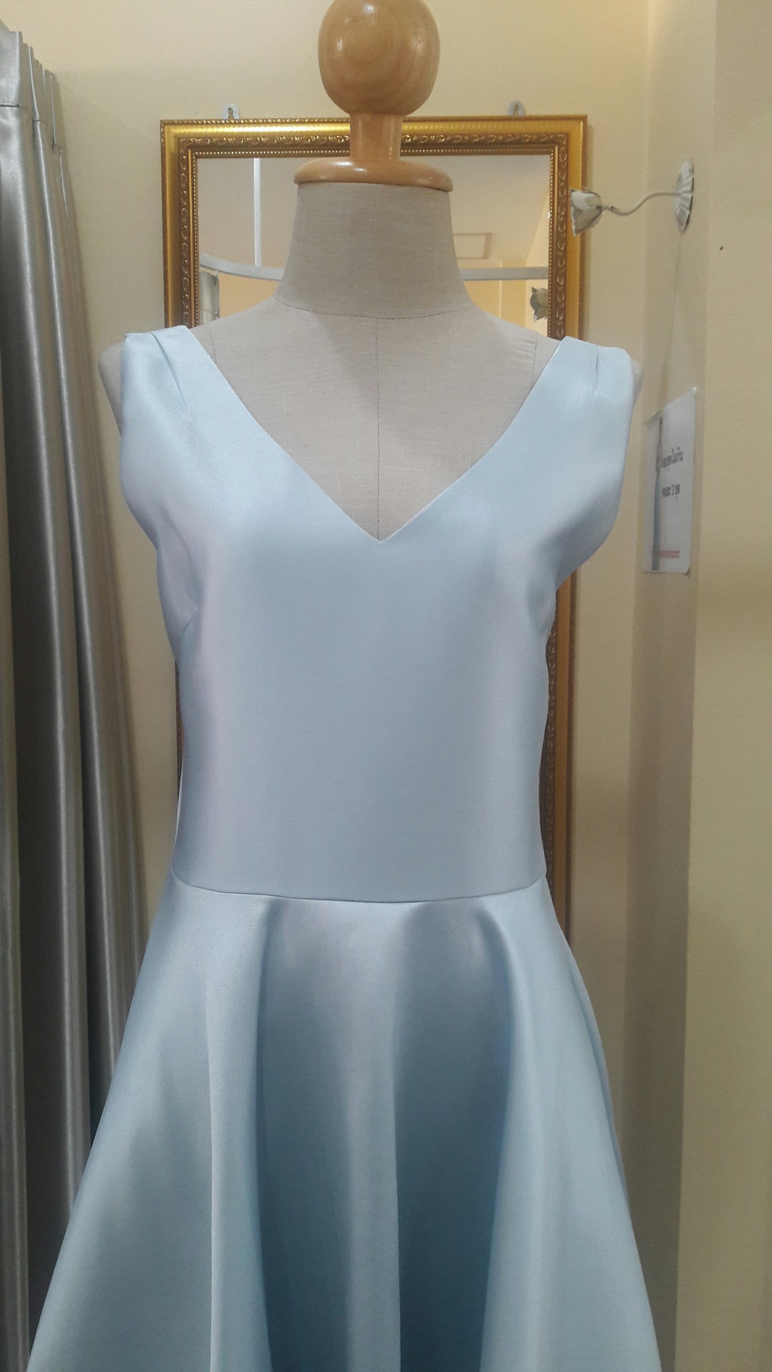 (PRE-LOVED) ราตรีสั้นสีฟ้าเเขนกุดย้อยหลัง(L)