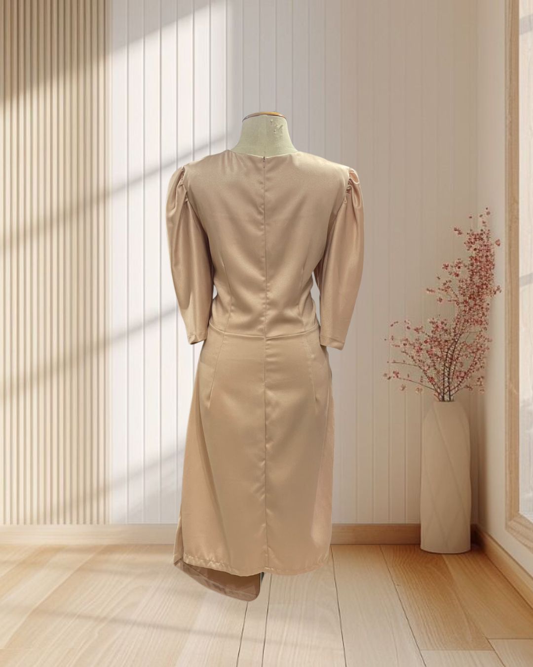 (PRE-LOVED) ราตรีสั้นสีเบจ มีแขน แต่งอกโบว์ ไซส์ XL