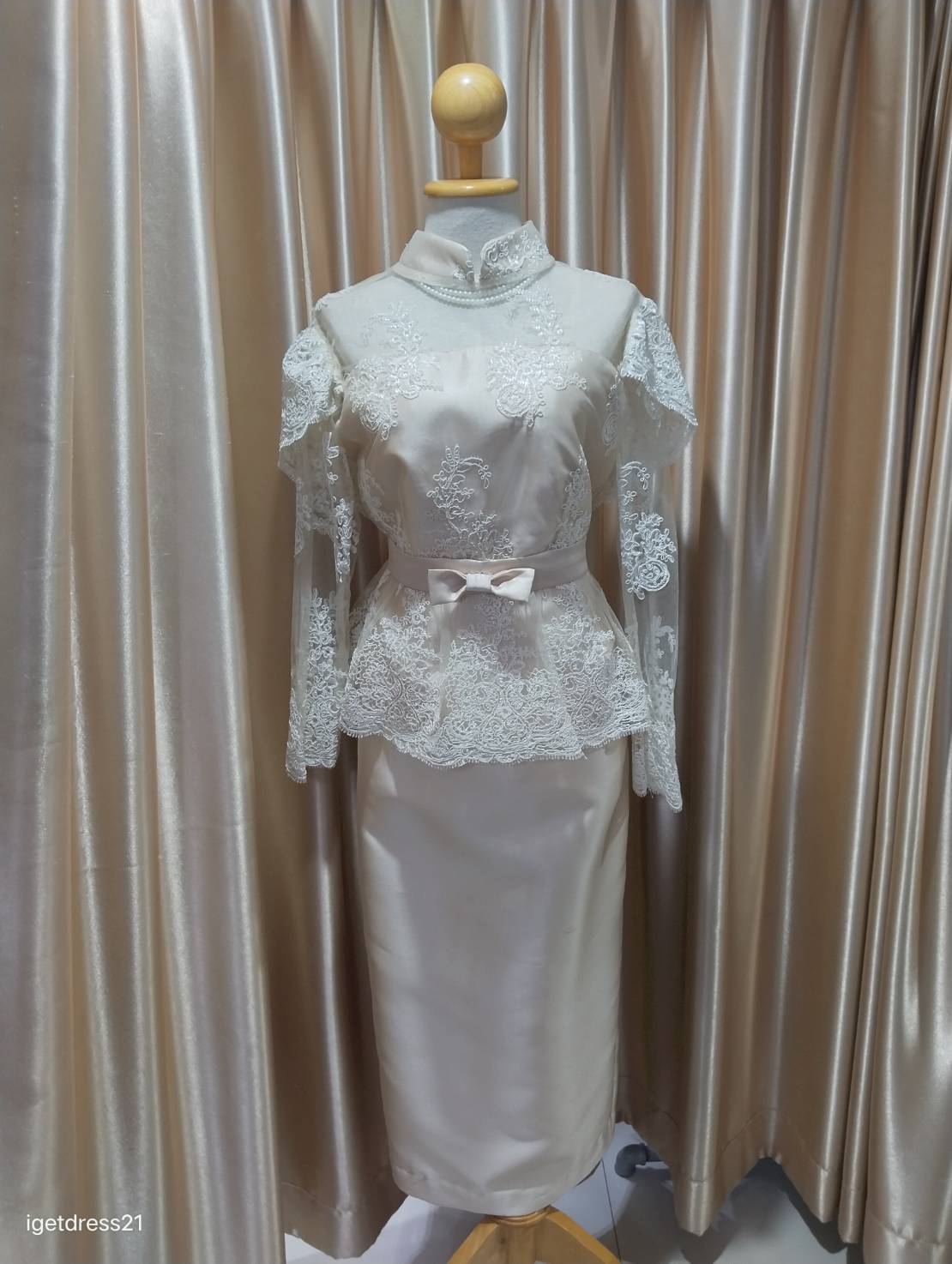 ชุดลูกไม้เสื้อครีมมีโบว์ตรงเอว+กระโปรงครีมยาวL