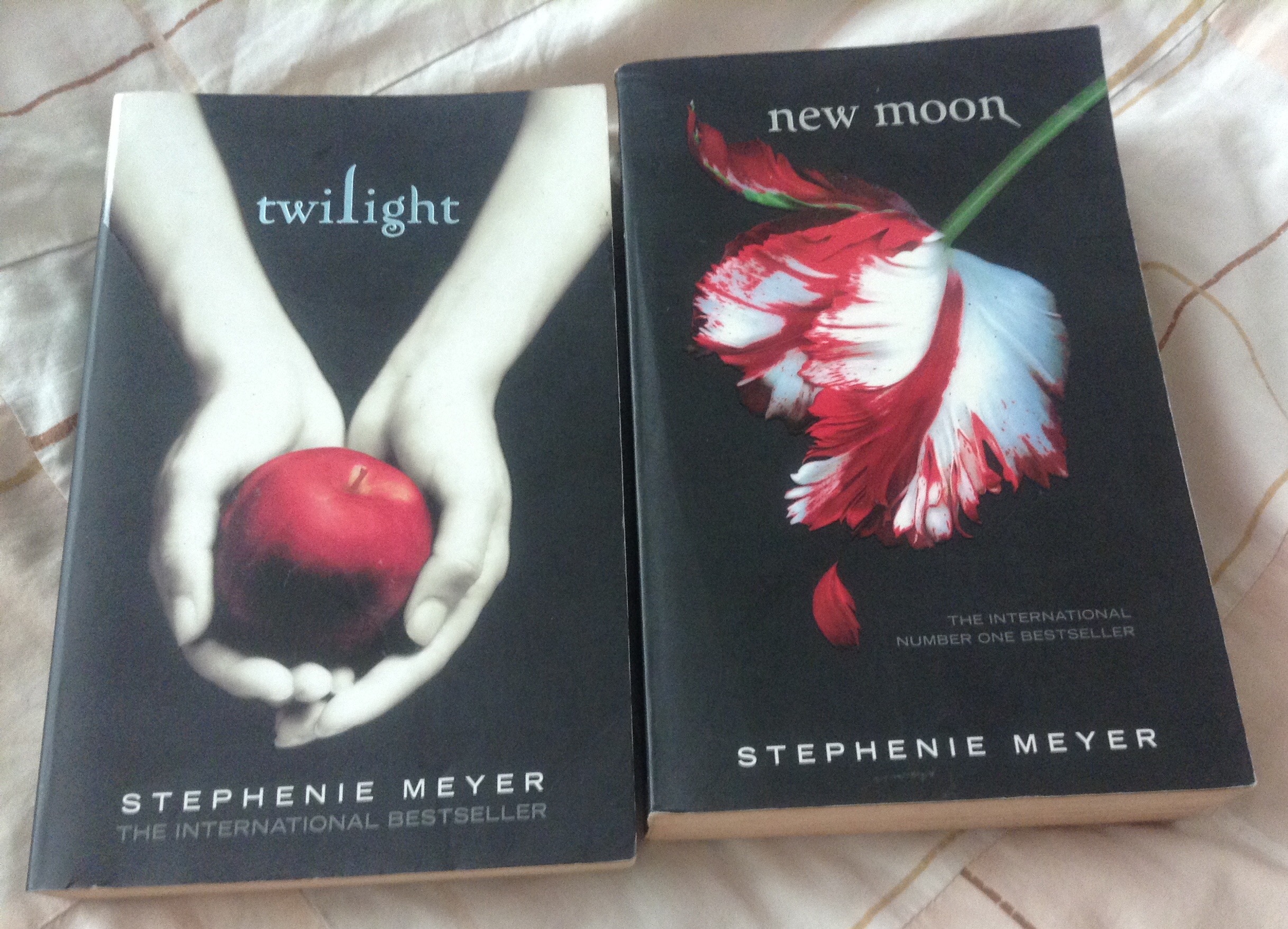 twilight + new moon by Stephenie Meyer ราคา 260