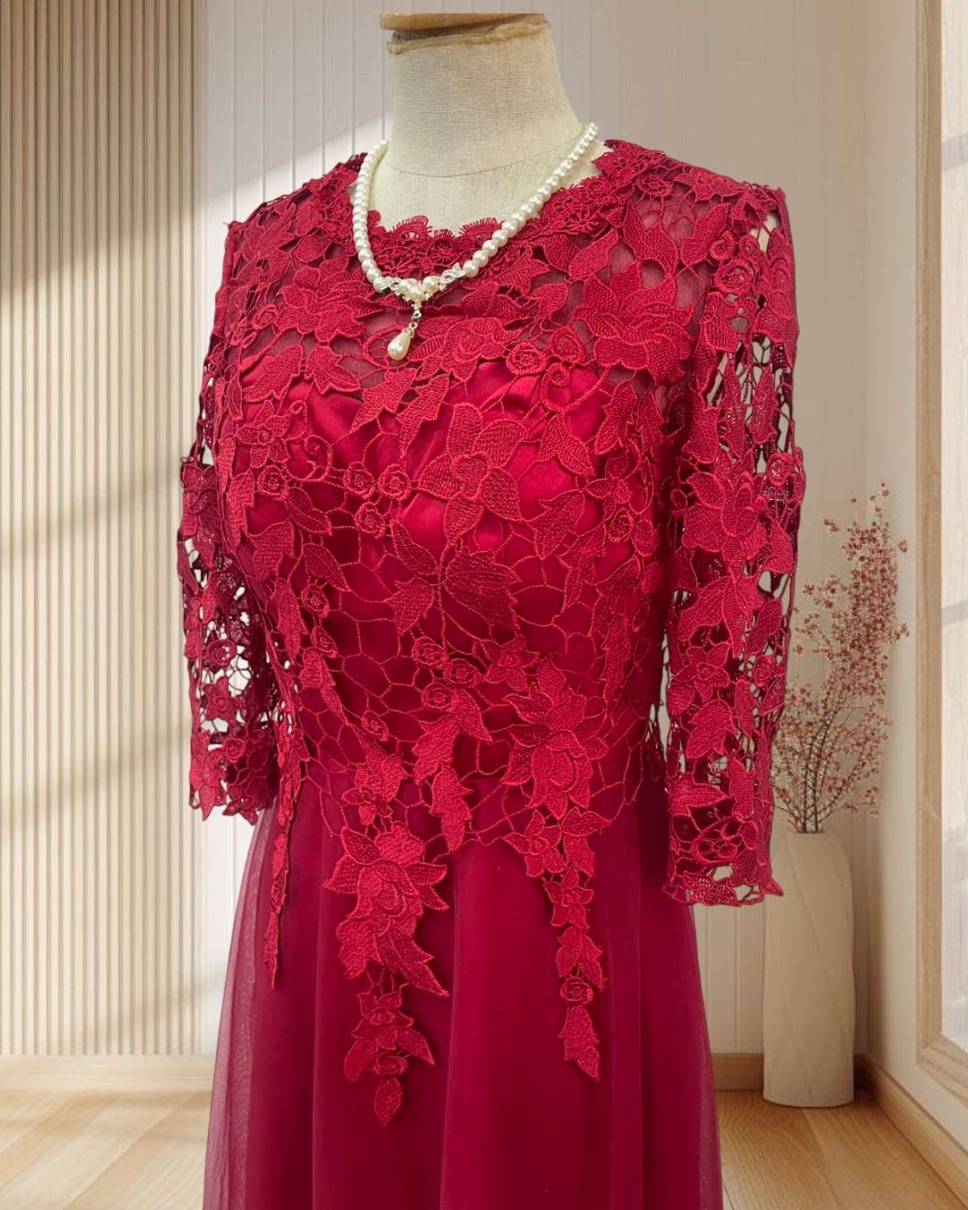 (PRE-LOVED) ราตรียาวสีแดงมีแขน อกลูกไม้ กระโปรงผ้ามุ้ง (S) มือ2