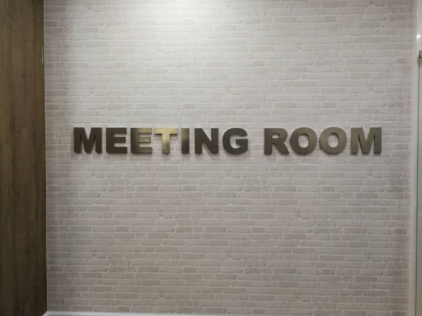 อักษรสแตนเลสแฮร์ไลน์ ยกขอบ - มหาวิทยาลัยหอการค้าไทย #MEETINGROOM #UTCC
