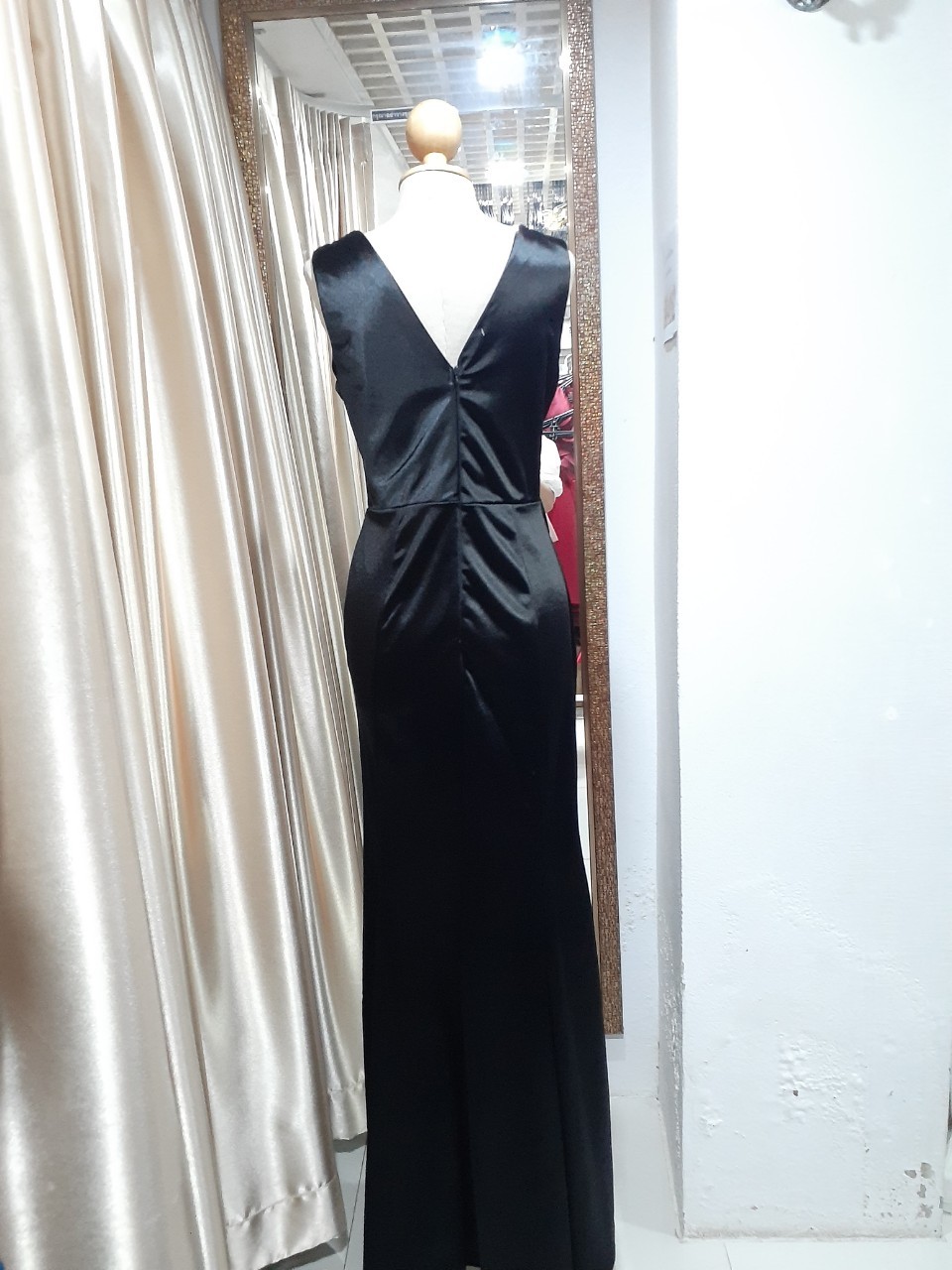 (PRE-LOVED) ชุดราตรียาวสีดำ คอวี (M)