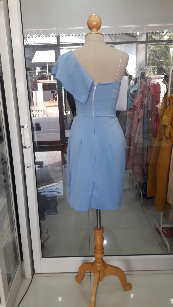 (PRE-LOVED) สั้นฟ้าสายเดี่ยว1ข้างอีกข้างแต่งระบาย(M)