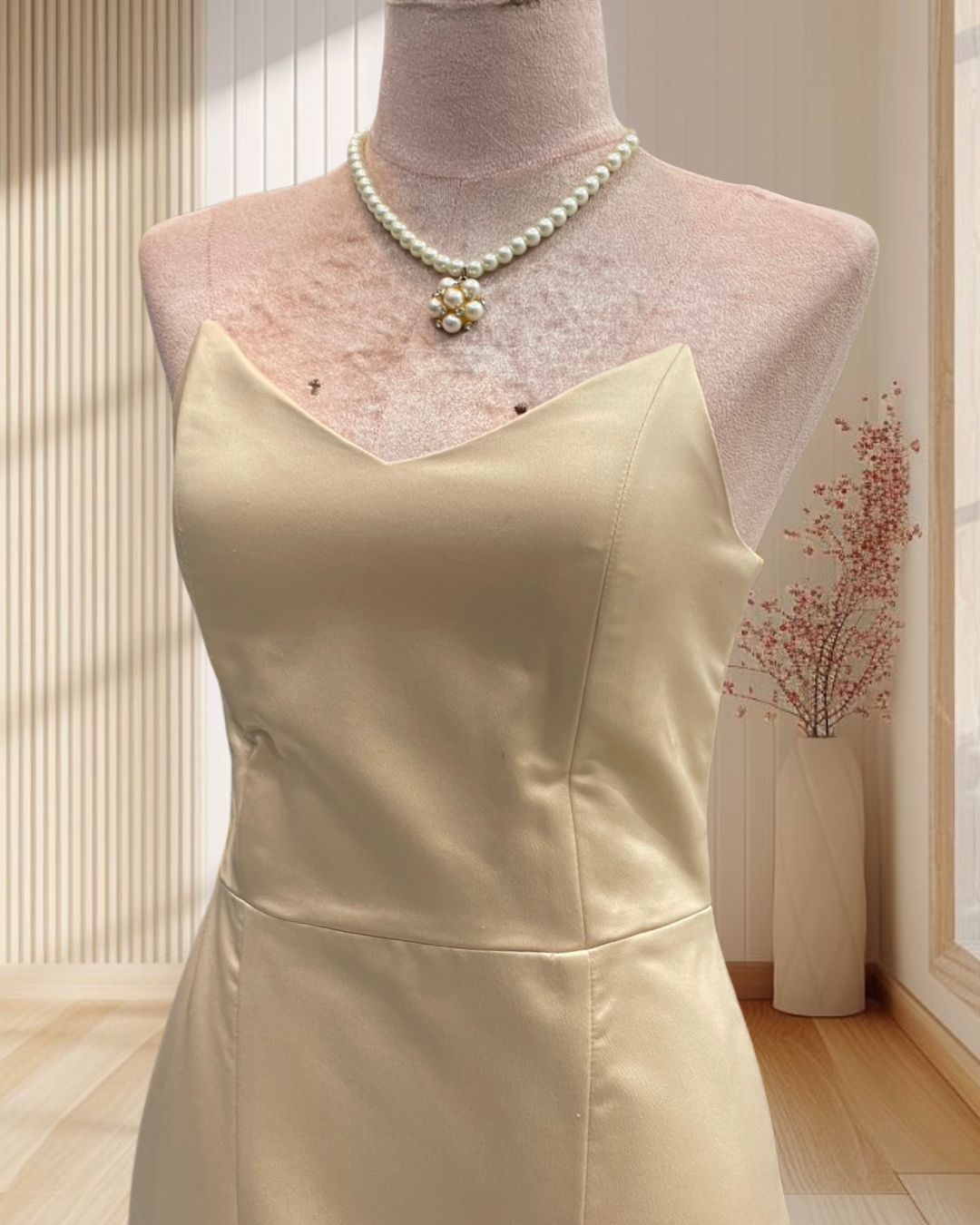 ราตรีสั้นสีครีม เกาะอกกระโปรงหางปลา ไซส์ M