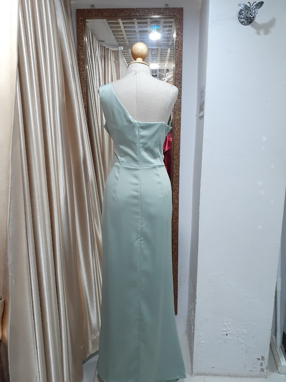 (PRE-LOVED) ชุดราตรียาวสีเขียวแขนกุดและสายเดี่ยว (S)