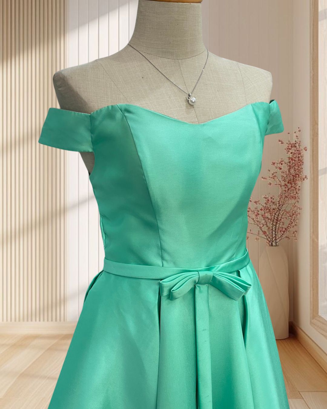 (PRE-LOVED) ราตรีสั้นสีเขียวอมฟ้า ปาดไหล่ กระโปรงบานผ้าหนา สานหลัง ไซส์ S