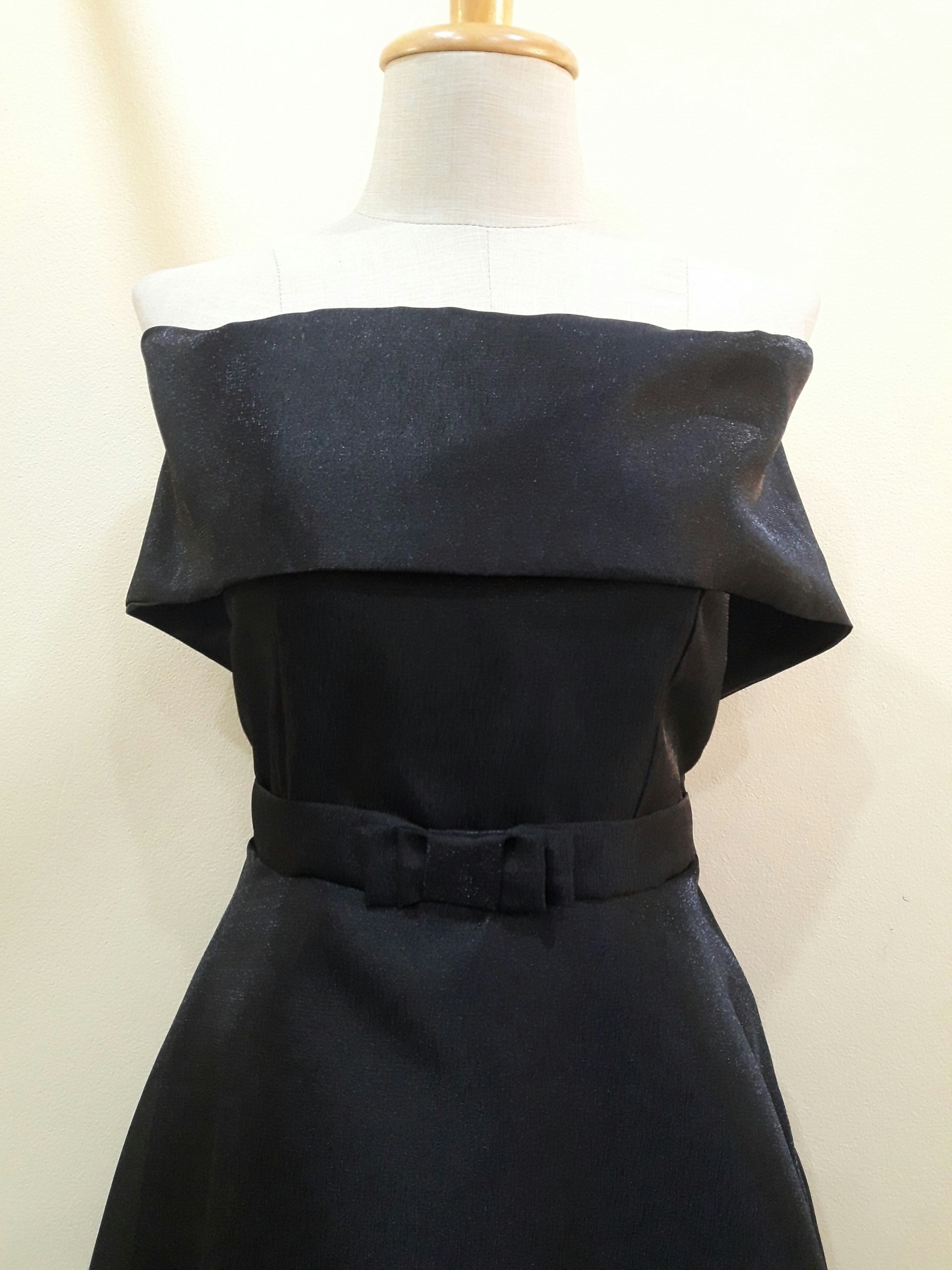 (PRE-LOVED) ชุดราตรีสั้นสีดำปาดไหล่เอวโบว์(ฟรีไซส์) มือ2