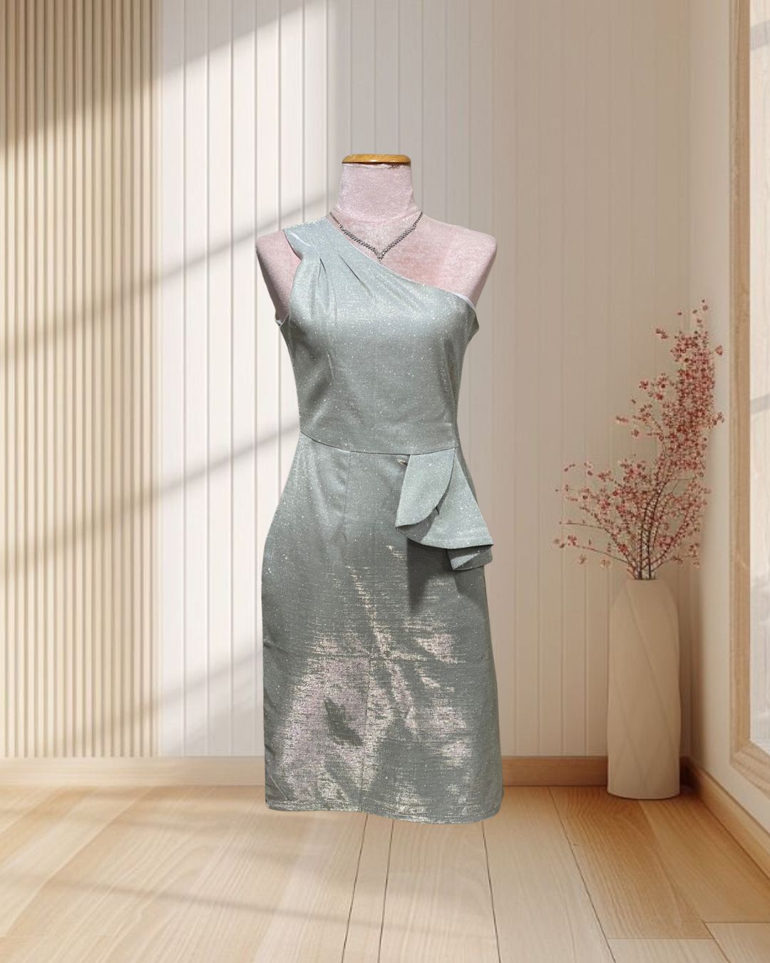 (PRE-LOVED) ราตรีสั้นสีทอง บ่าเฉียง ผ้ากลิตเตอร์ ไซส์ L