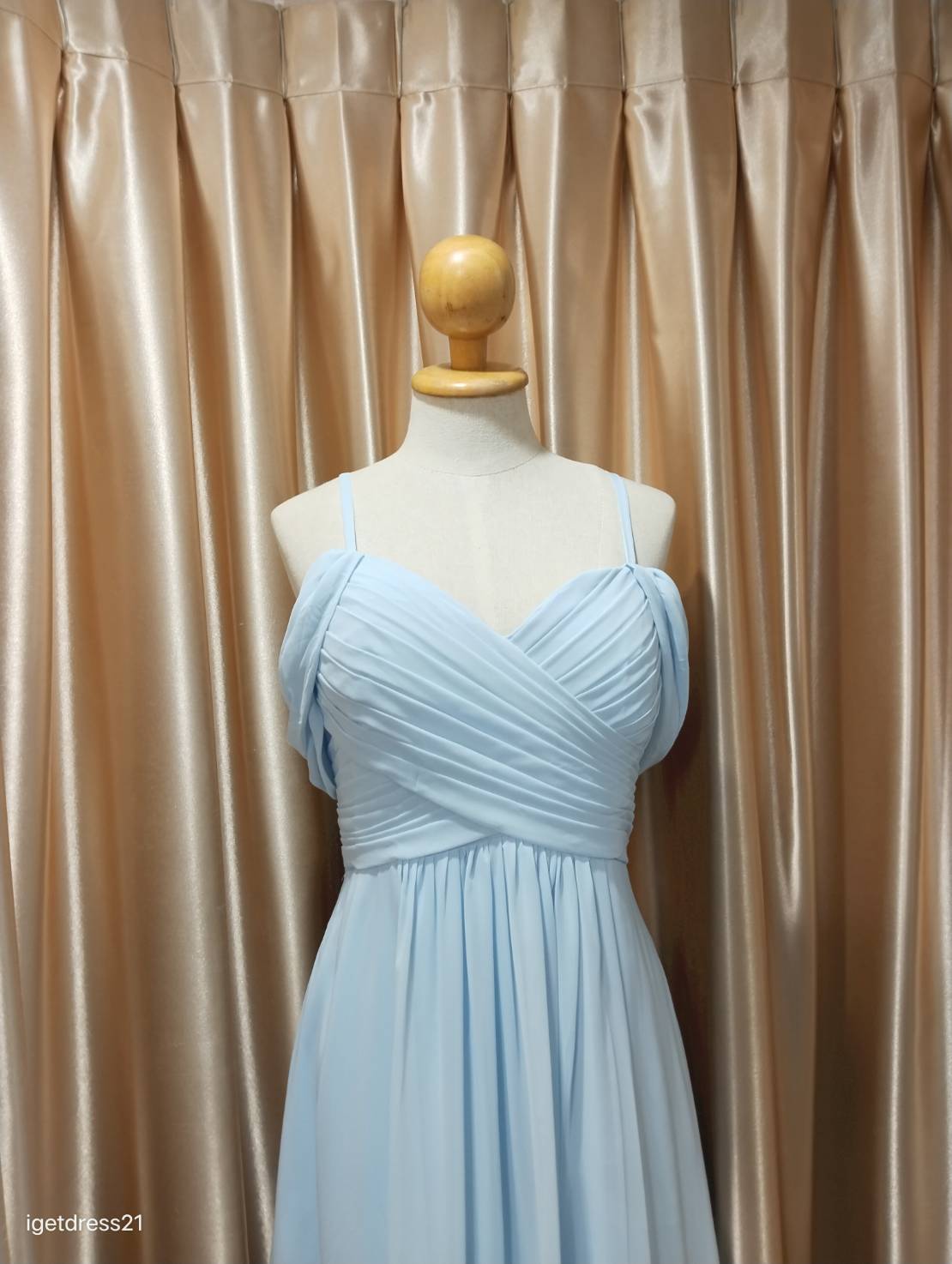 (PRE-LOVED) ชุดราตรียาวสายเดี่ยวชีฟองโอบแขน สีฟ้า F