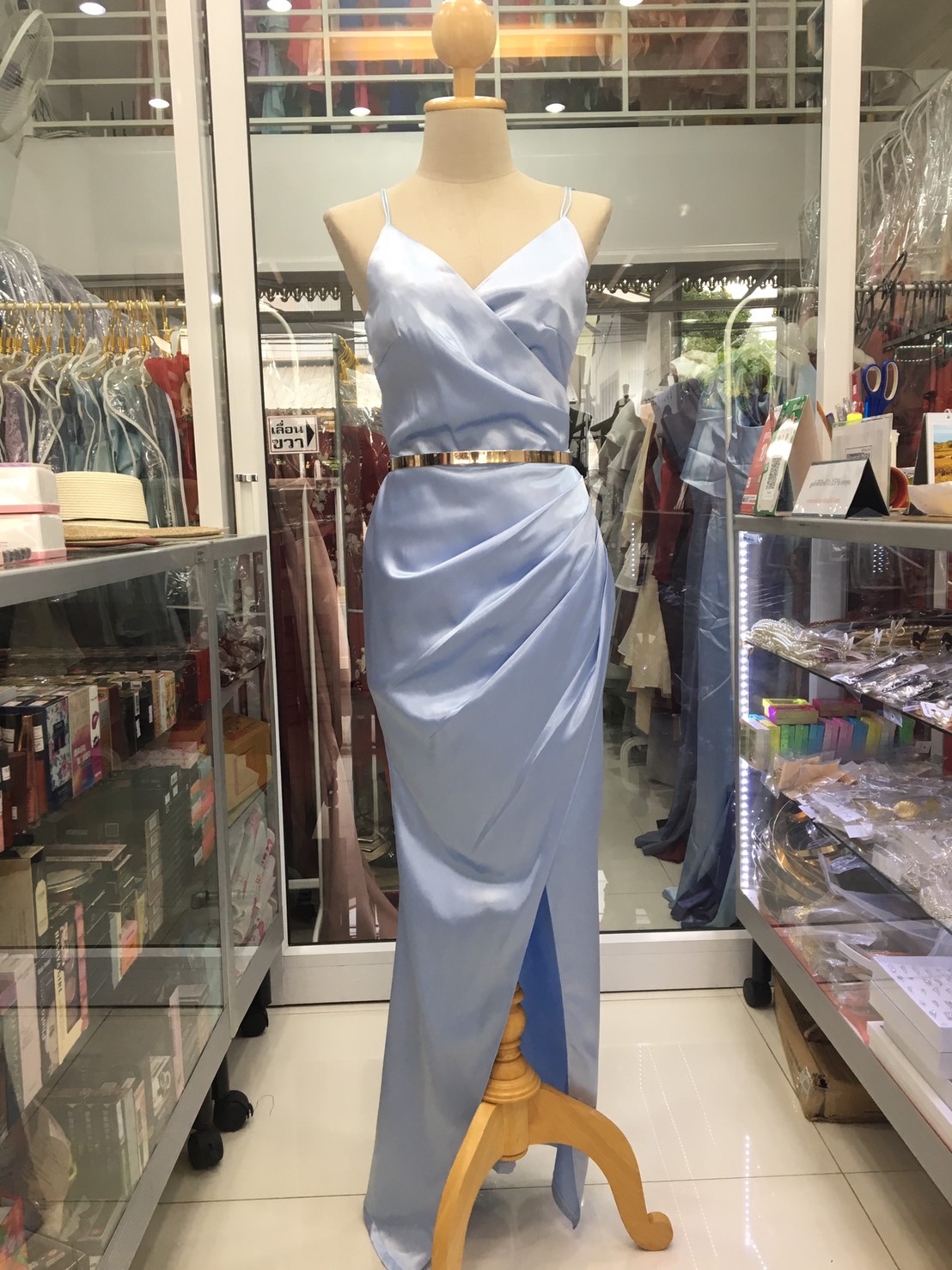 ราตรียาวสีฟ้าอ่อนสายเดี่ยวคอวี (S)