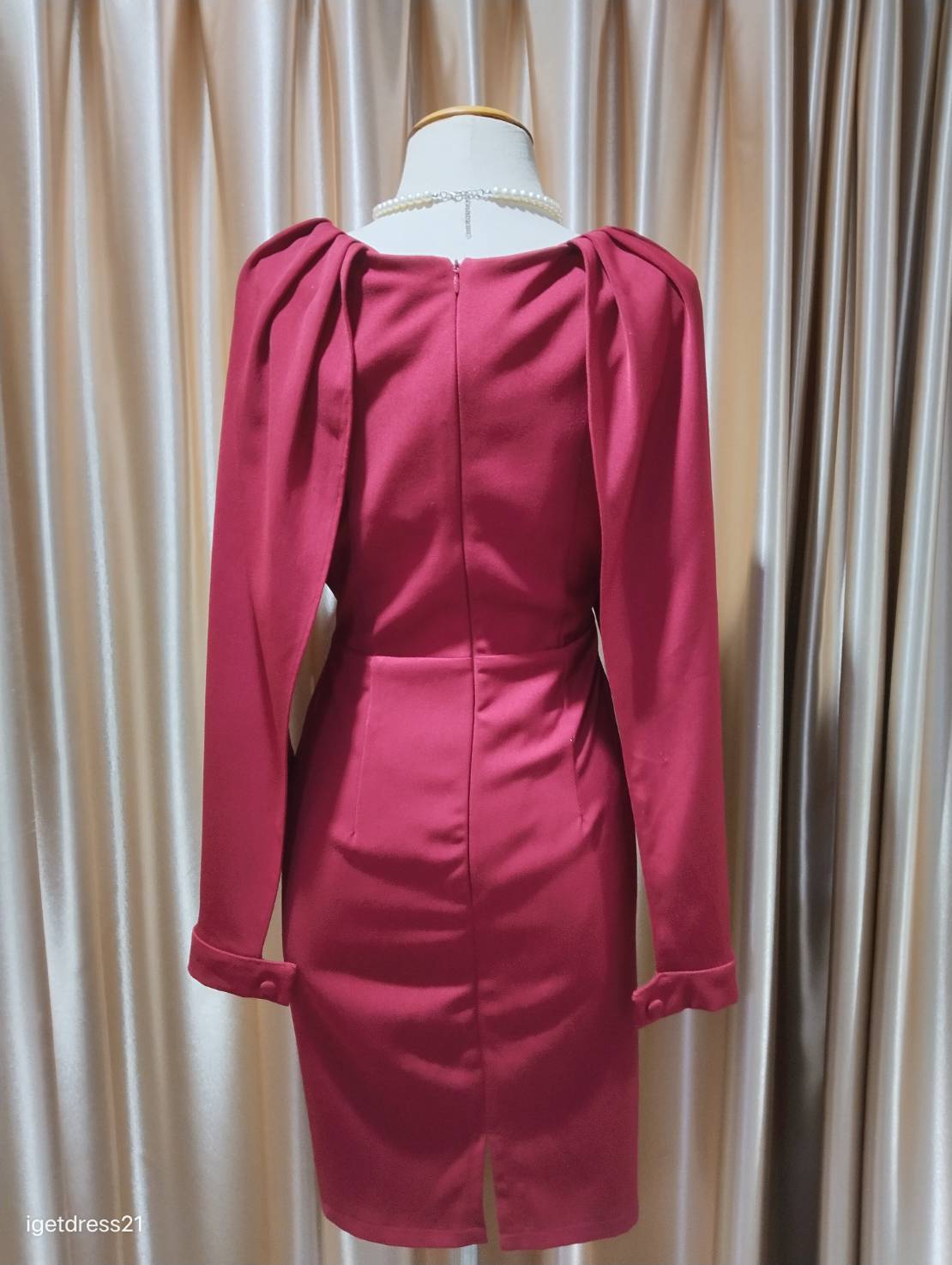 (PRE-LOVED) สั้นแดงไวน์แขนยาว (XL)