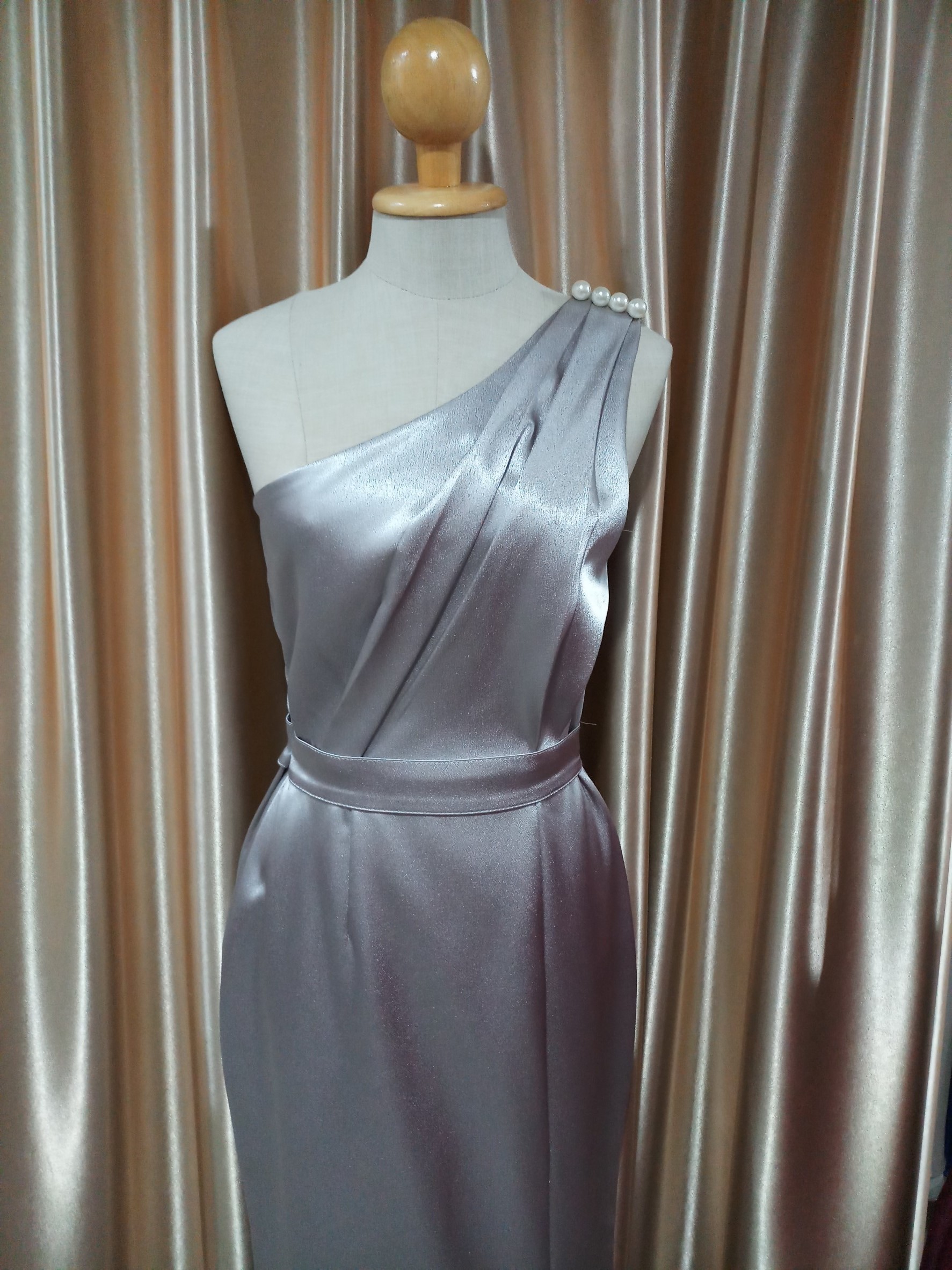 (PRE-LOVED) ชุดยาวไหล่เบี่ยงมีมุก สีเทา ไซส์S มือ2