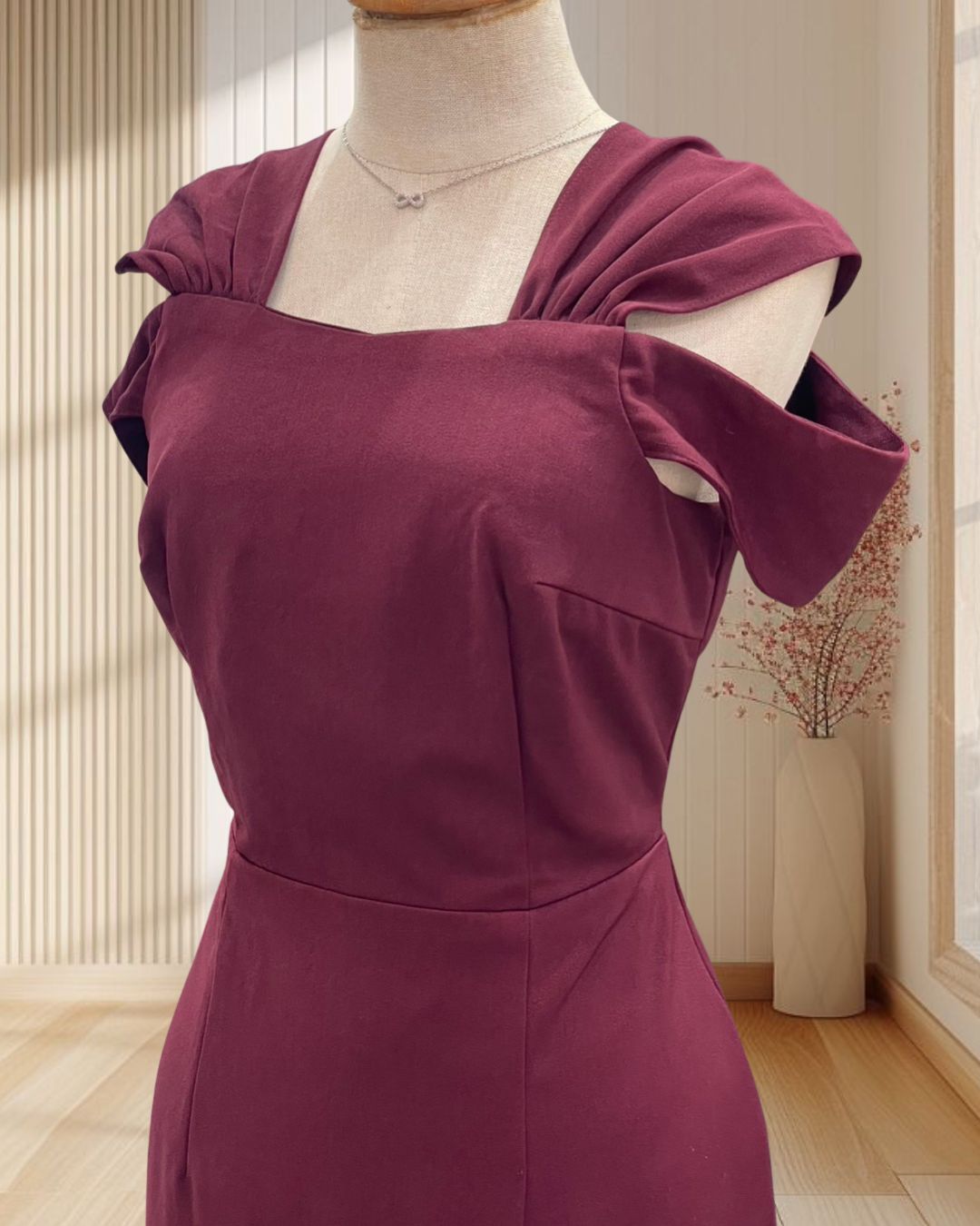 (PRE-LOVED) ราตรีสั้นสีแดง สายเดี่ยวจีบ โอบแขน ผ้ายืด ไซส์ M