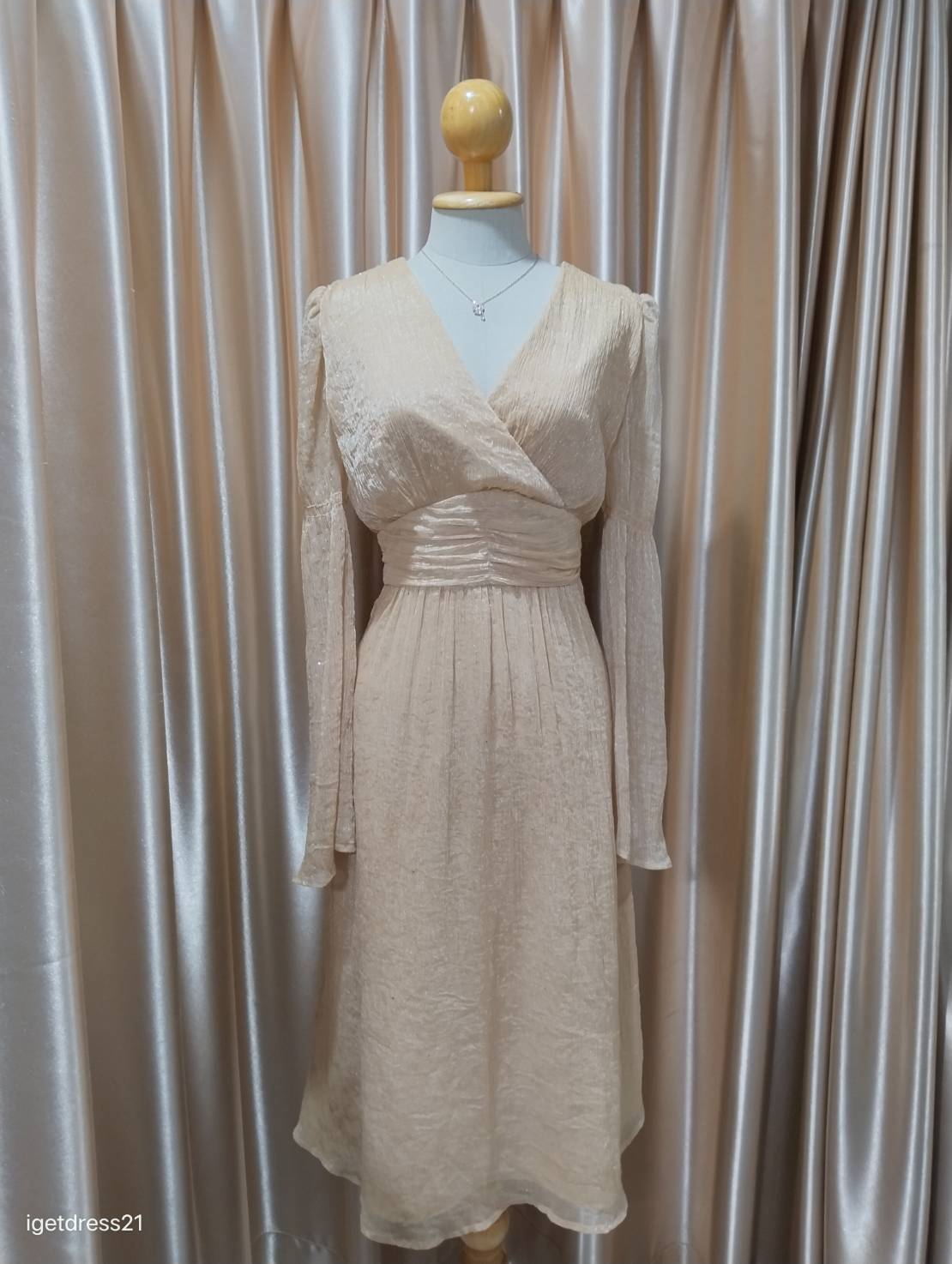 (PRE-LOVED) ราตรีสั้นสีทองแขนยาว แต่งกลิตเตอร์วิ้งๆ M