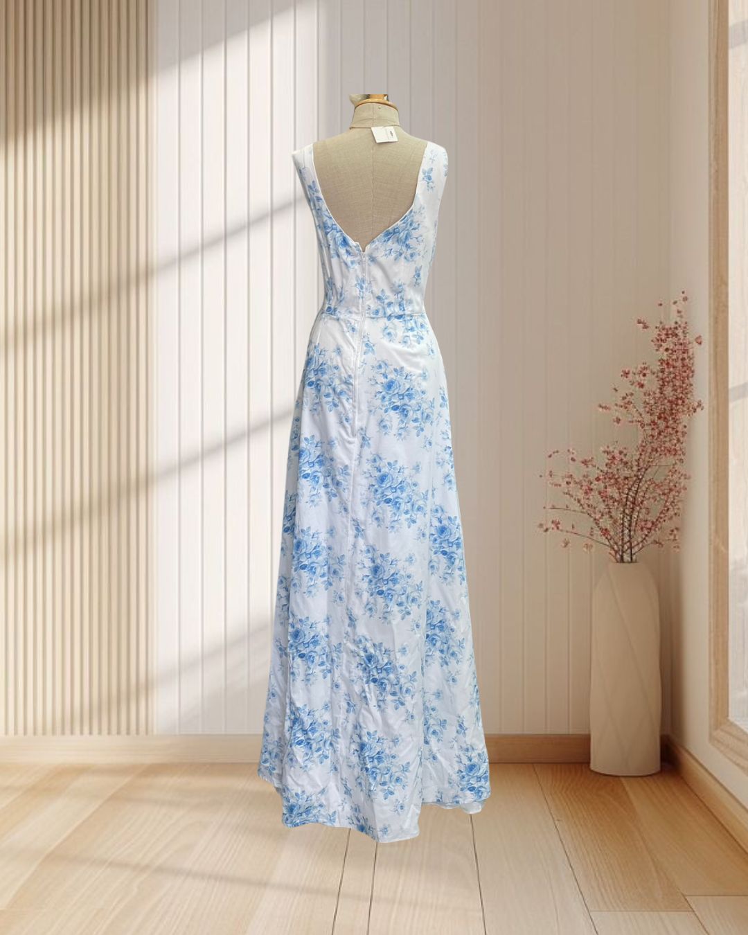 (PRE-LOVED) ราตรียาวสีขาว พิมพ์ลายดอกุหลาบสีฟ้า แขนกุด แหวกอก ไซส์ L