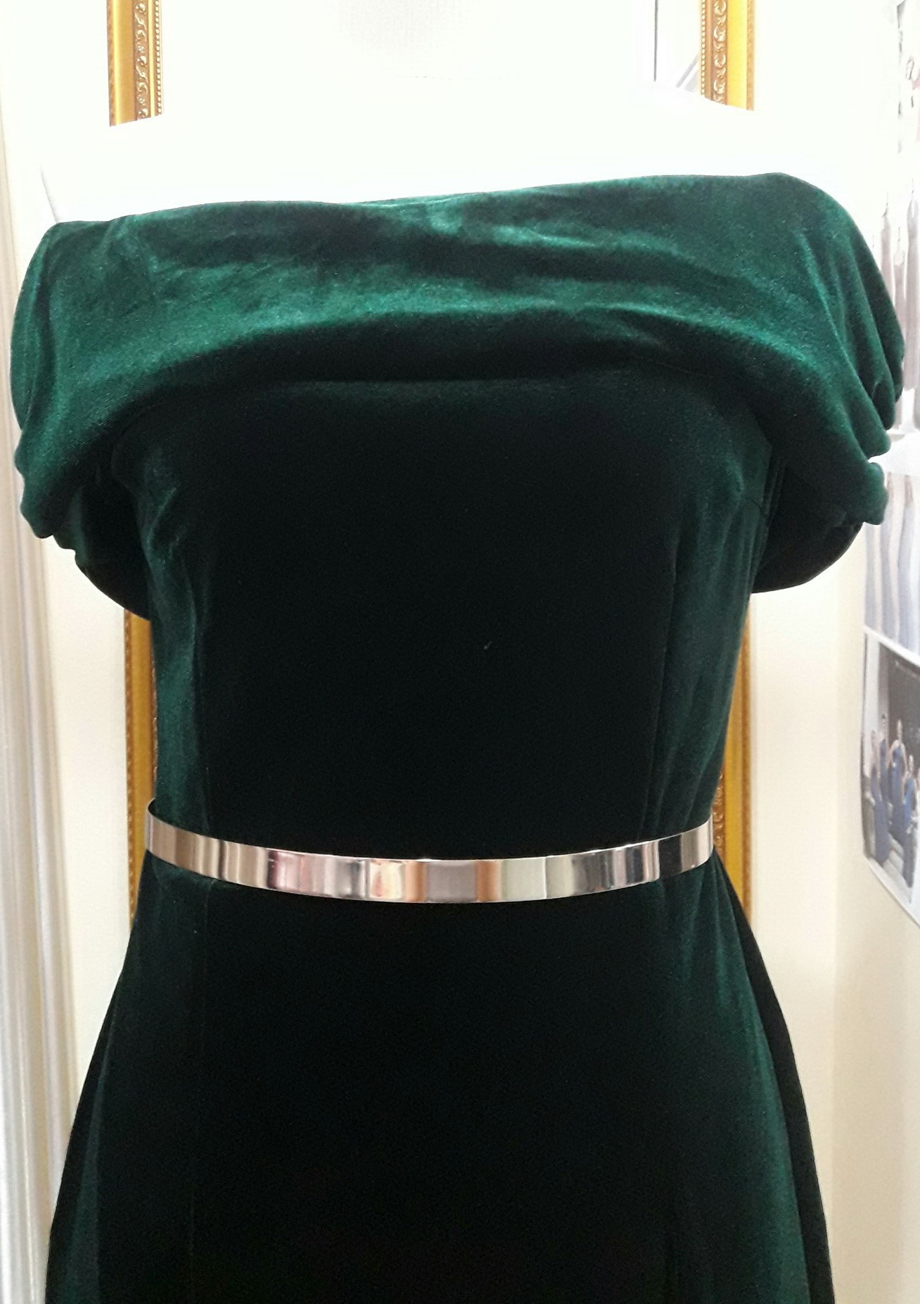 (PRE-LOVED) ชุดราตรีสั้นสีเขียวปาดไหล่ผ้ากำมะหยี่ (L)