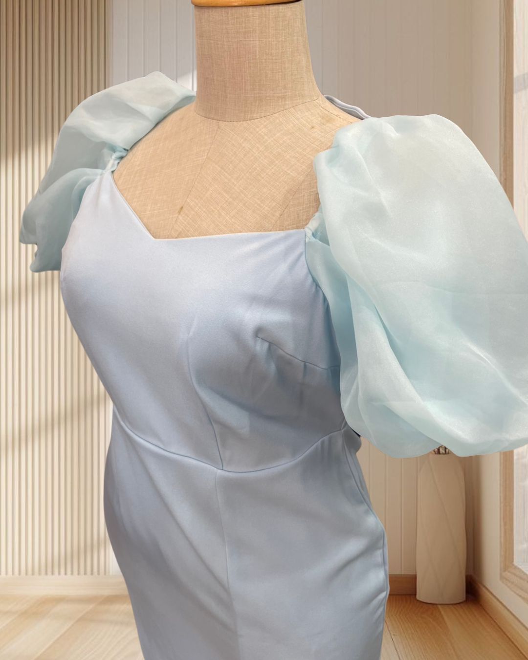 (PRE-LOVED) ราตรีสั้นสีฟ้า แต่งแขนผ้าแก้ว ฟูๆ ฟรุ้งฟริ้ง ไซส์ 2XL