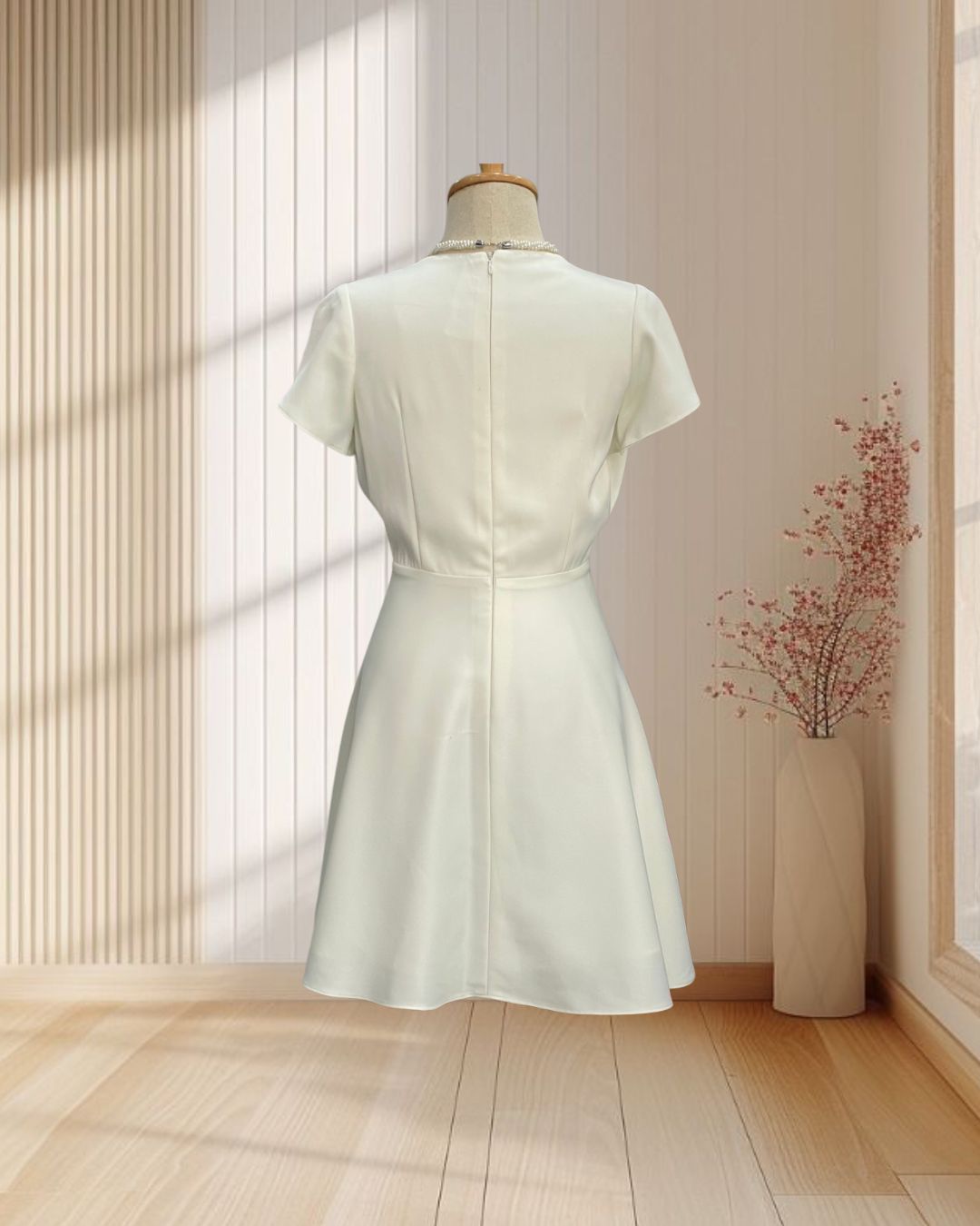 ( PRE-LOVED ) ราตรีสั้นสีขาว คอวีแขนสั้น กระโปรงเทนนิส ไซส์ S