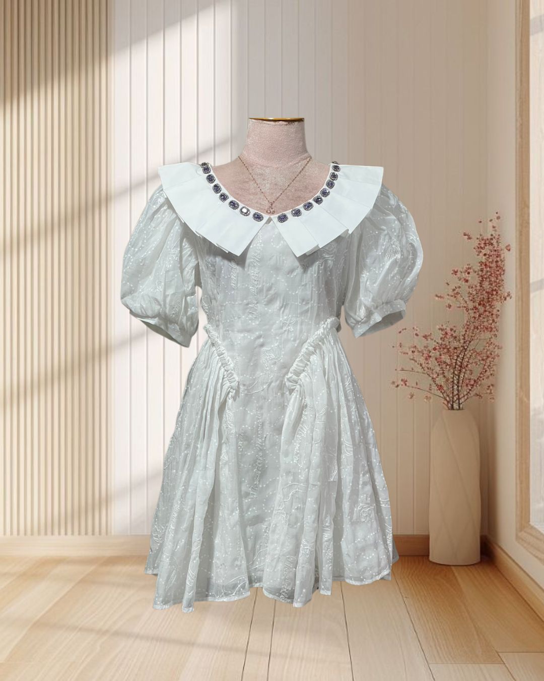 (PRE-LOVED) เดรสสั้นสีขาว ผ้าปักเลื่อม มีปก แต่งเพชรสีม่วง ไซส์ M