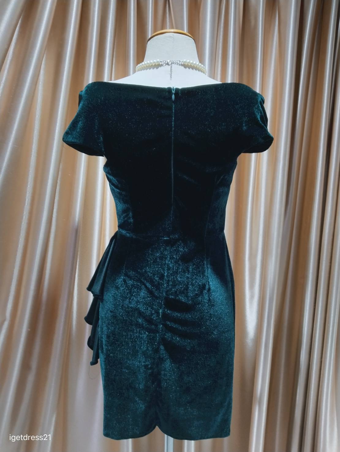 (PRE-LOVED) ราตรีสั้นสีเขียวกำมะหยี่ปาดไหล่คอวี S