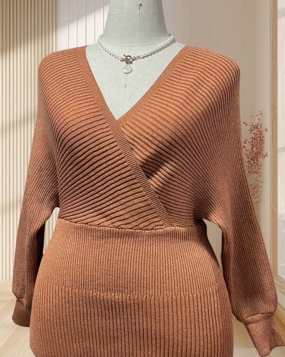 (PRE-LOVED) เดรสสั้นสีน้ำตาล งานไหมพรม แขนยาว คอแหวกป้าย ไซส์ 2XL