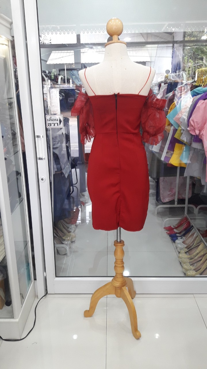 (PRE-LOVED) สั้นแดงสายเดี่ยวแขนผ้าแก้วตุ๊กตา (M)