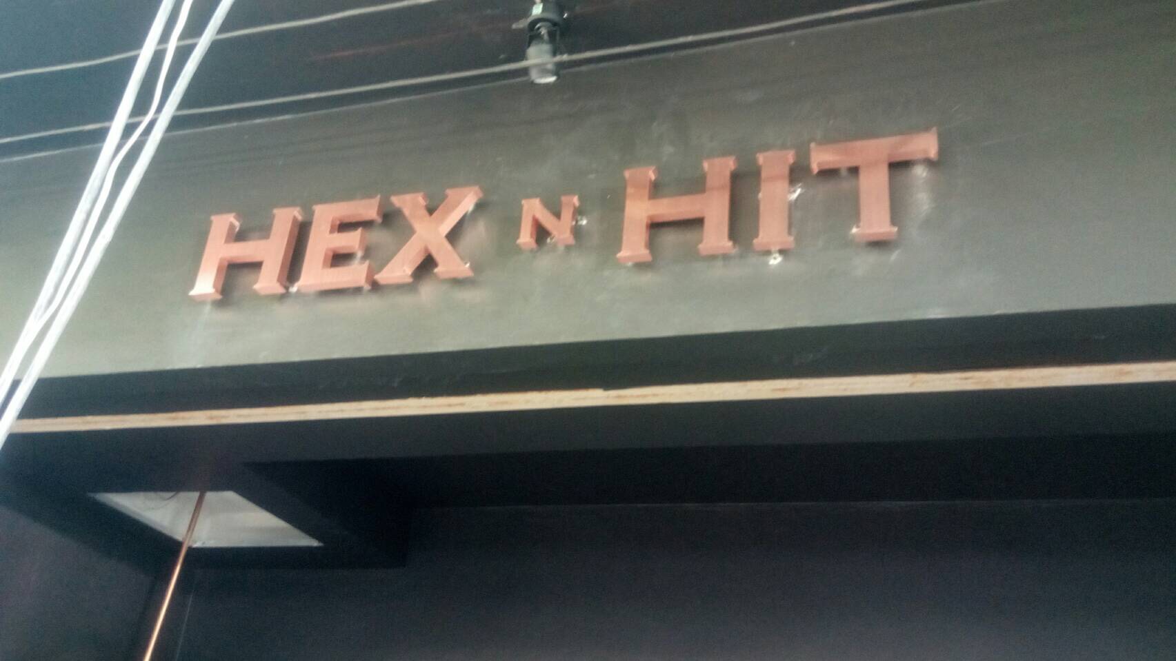 ตัวอักษรสแตนเลสหน้าทองแดง - ร้าน Hex n Hit วงเวียนใหญ่