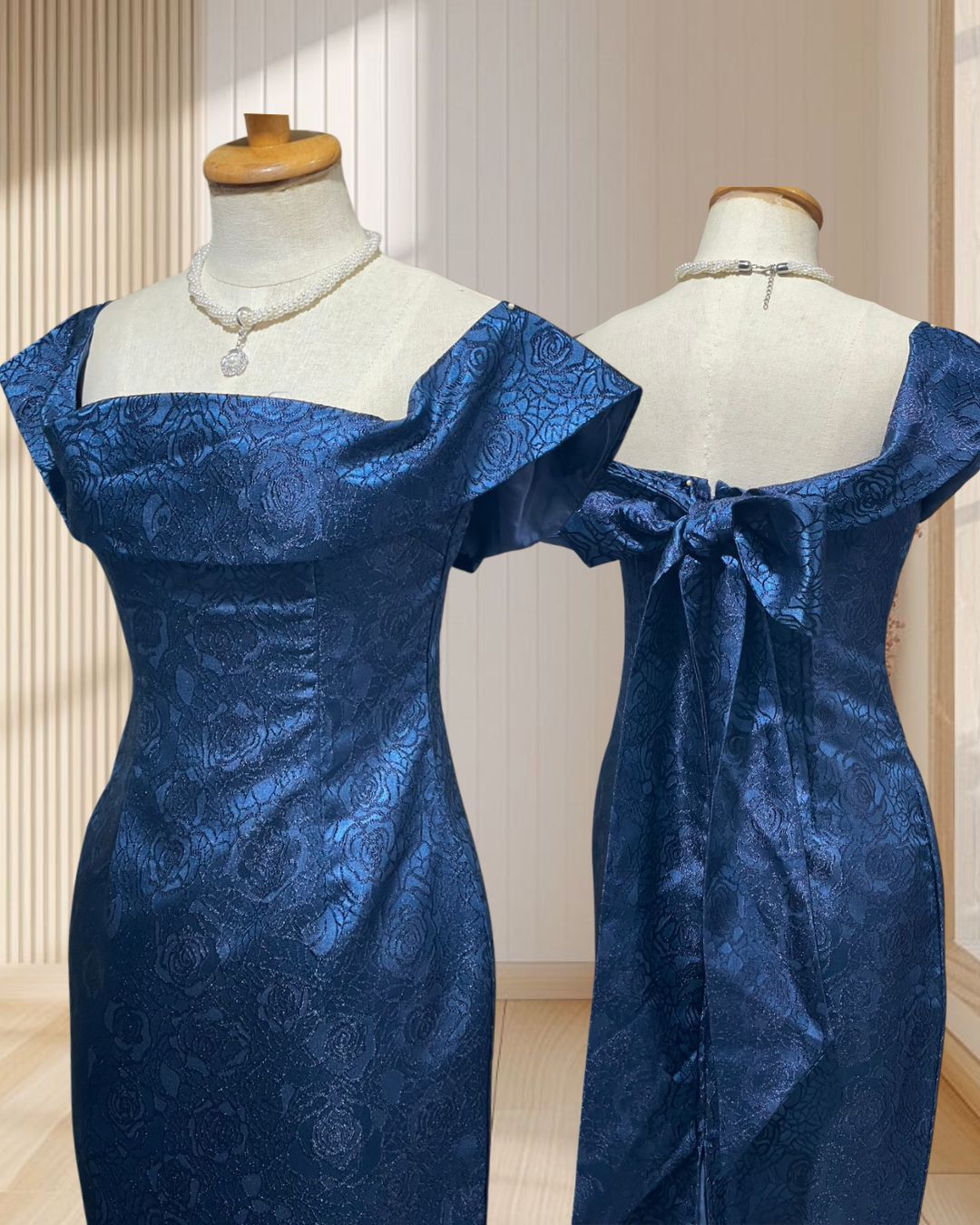 (PRE-LOVED) ราตรีสั้นสีกรม ปาดไหล่ พิมพ์ลายผูกโบว์ด้านหลัง ไซส์ S