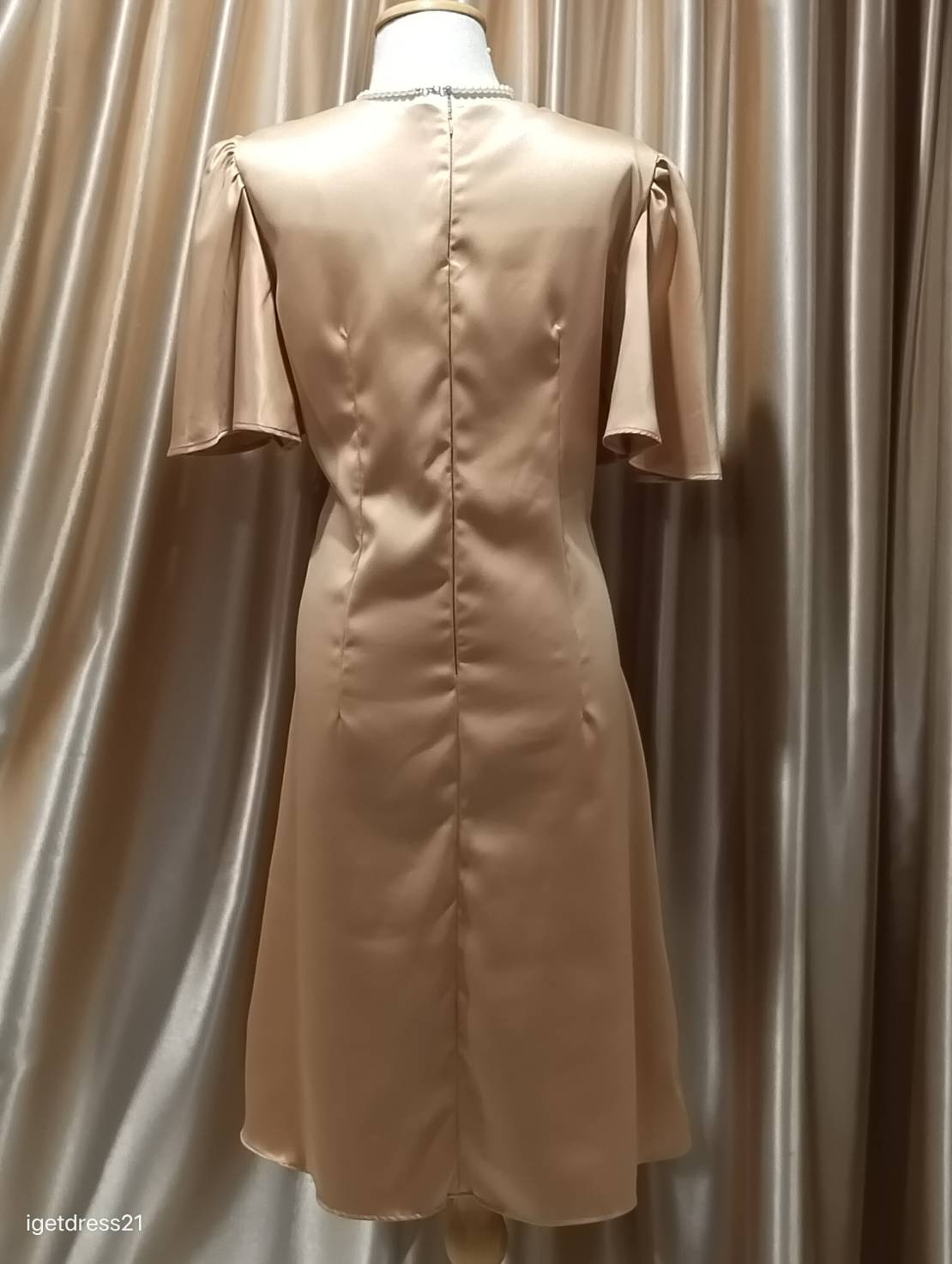 (PRE-LOVED) ราตรีสั้นแขนกระดิ่ง คอวี สีทอง ไซส์ XL