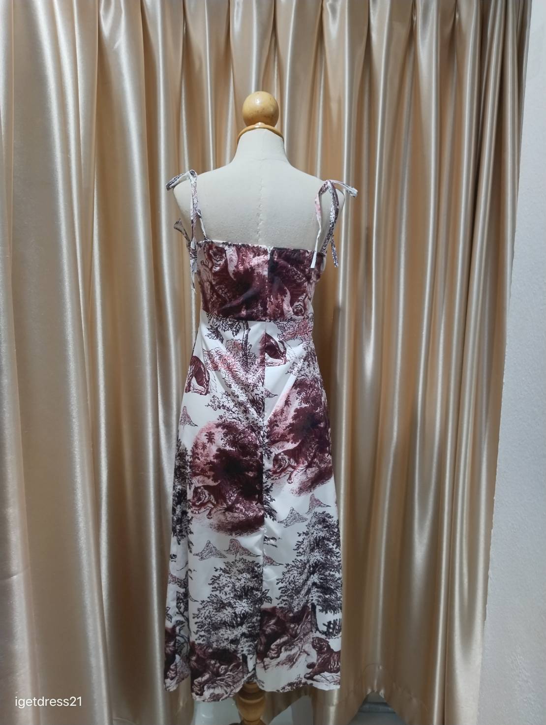 ชุดเดรสยาวสีขาวลายแดงผูกไหล่ S