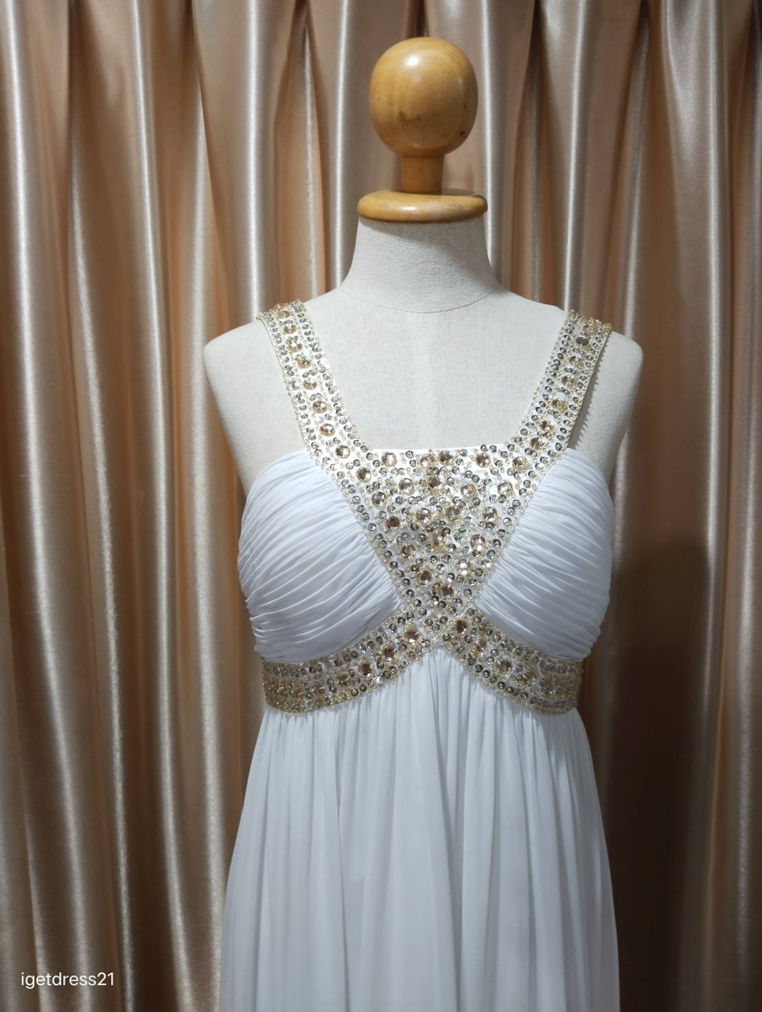 (PRE-LOVED) ชุดราตรียาวสีขาวแต่งพลอย