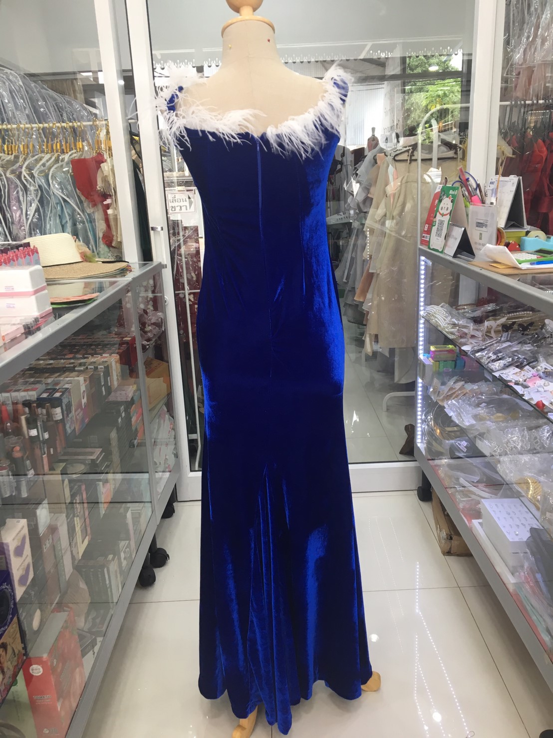 (PRE-LOVED) ราตรียาวสีน้ำเงินปาดไหล่กำมะหยี่ขนนกขาว (M)