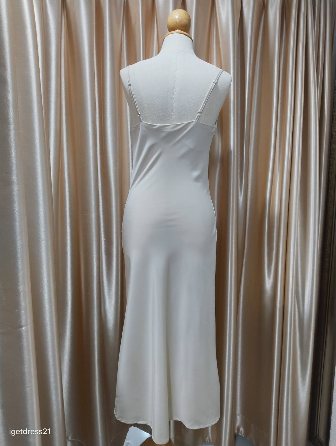 (PRE-LOVED) ชุดราตรียาวสายเดี่ยวแต่งกระดุม สีครีม S