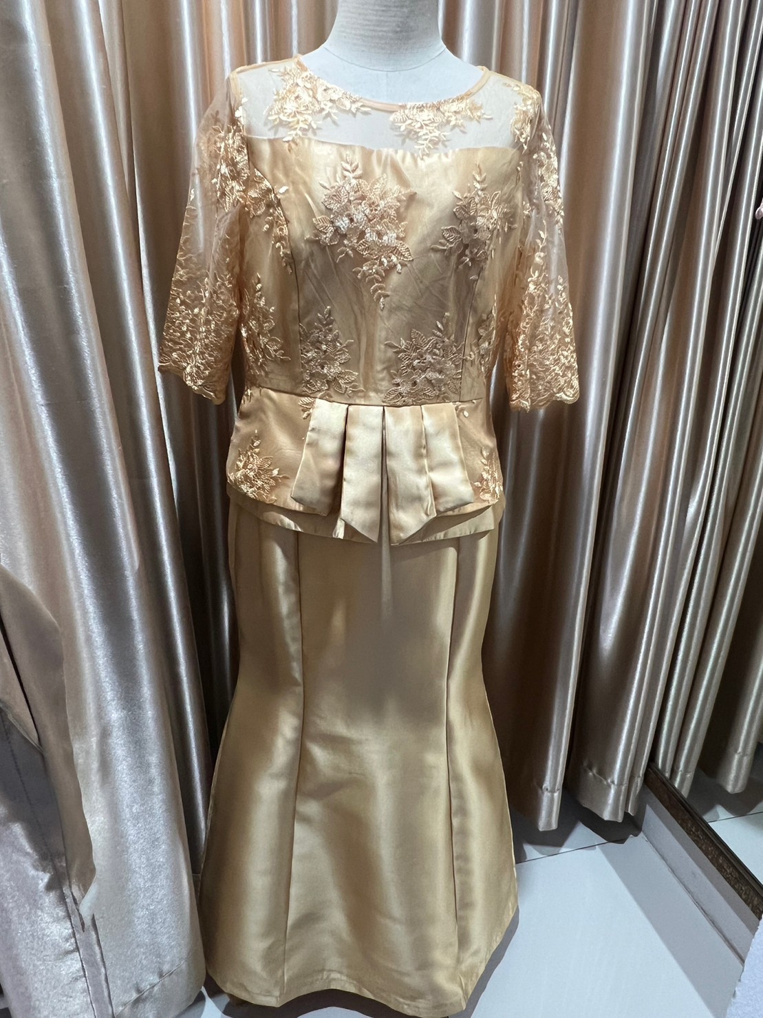 ชุดแม่เจ้าสาวเสิ้อลูกไม้กระโปรงยาว ทอง 3XL