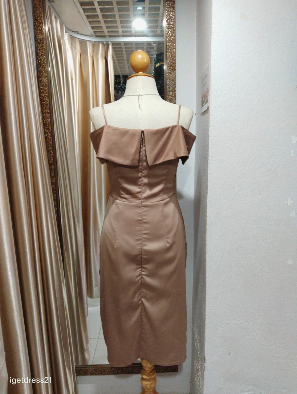 (PRE-LOVED) ราตรีสั้นสีโอวัลติน สายเดี่ยวระบายปกป้าย ผ้าเครปซาติน ไซส์ 2XL