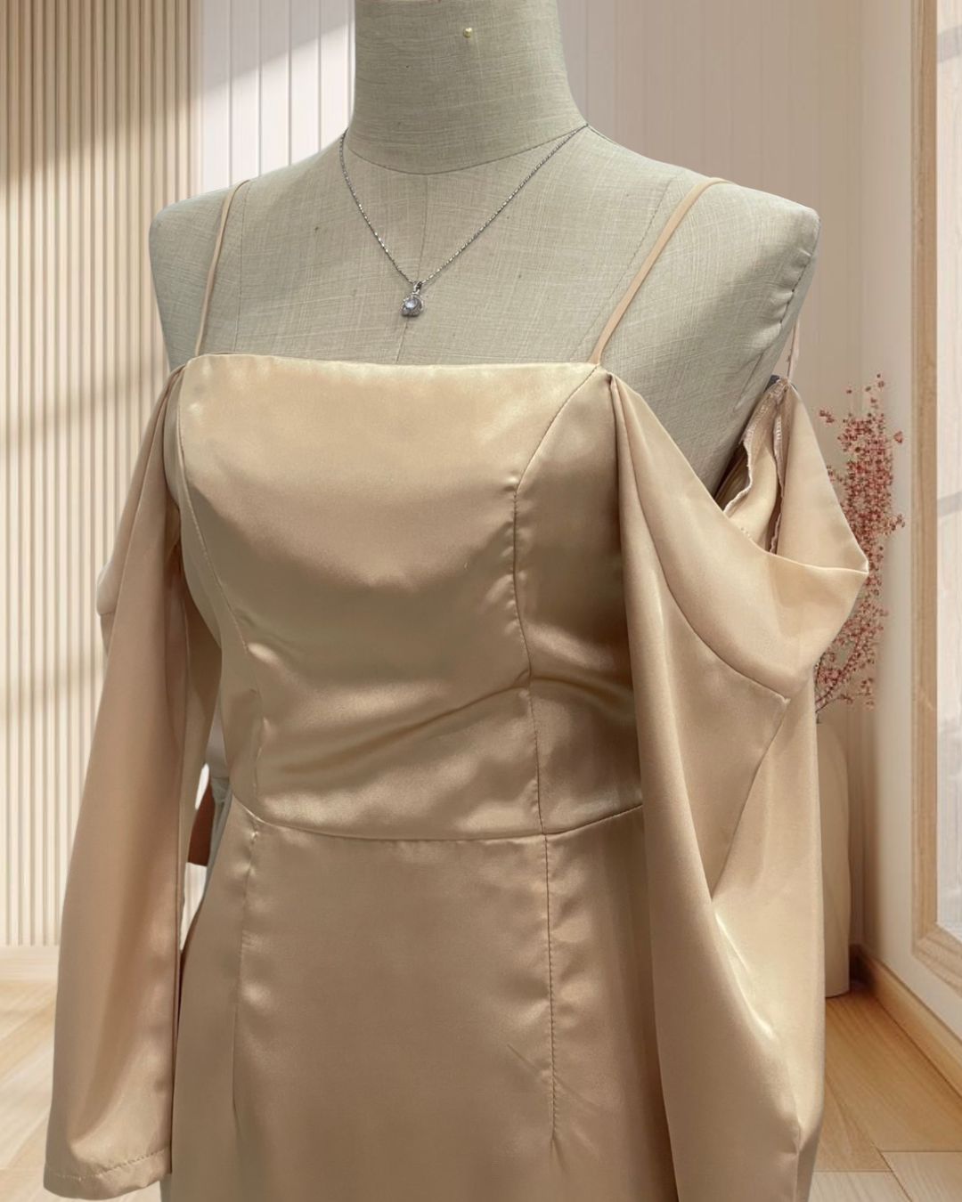 (PRE-LOVED) ราตรีสั้นสีทอง สายเดี่ยว แขนยาว แต่งผ้าชีฟองถ่วงหลัง ไซส์ S