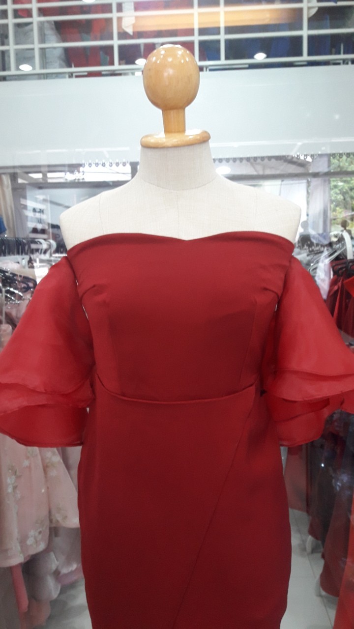 (PRE-LOVED) ยาวแดงเกาะอกแขนระบาย(S)