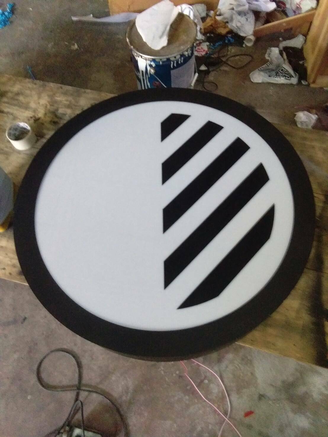 กล่องไฟ lightbox วงกลม หน้าอะคริลิคติดสติ๊กเกอร์ไดคัทสีดำ ไฟออกหน้าสีขาว ขนาด 80*80 cm.