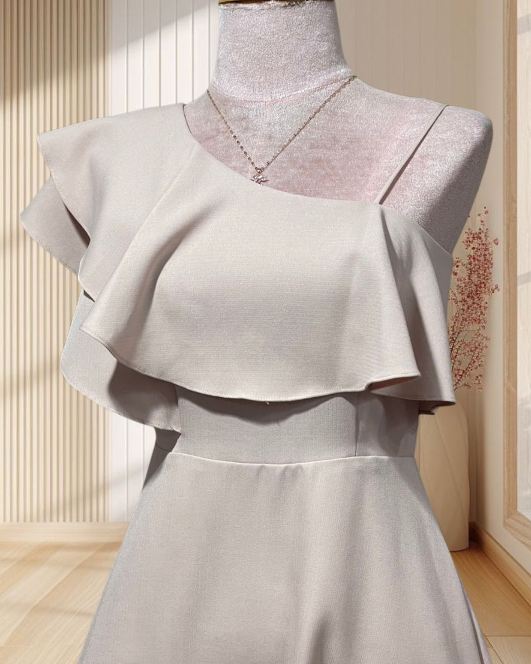 (PRE-LOVED) ราตรีสั้นสีครีม บ่าเฉียงระบายกระโปรงบาน ไซส์ S