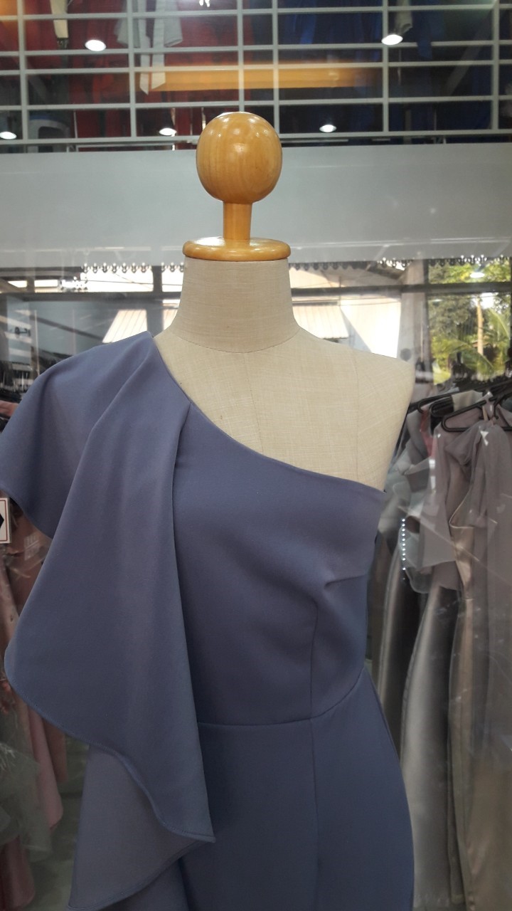 (PRE-LOVED) ราตรีสั้นฟ้าครามบ่าเฉียงแต่งระบายถึงชายกระโปรง (S)