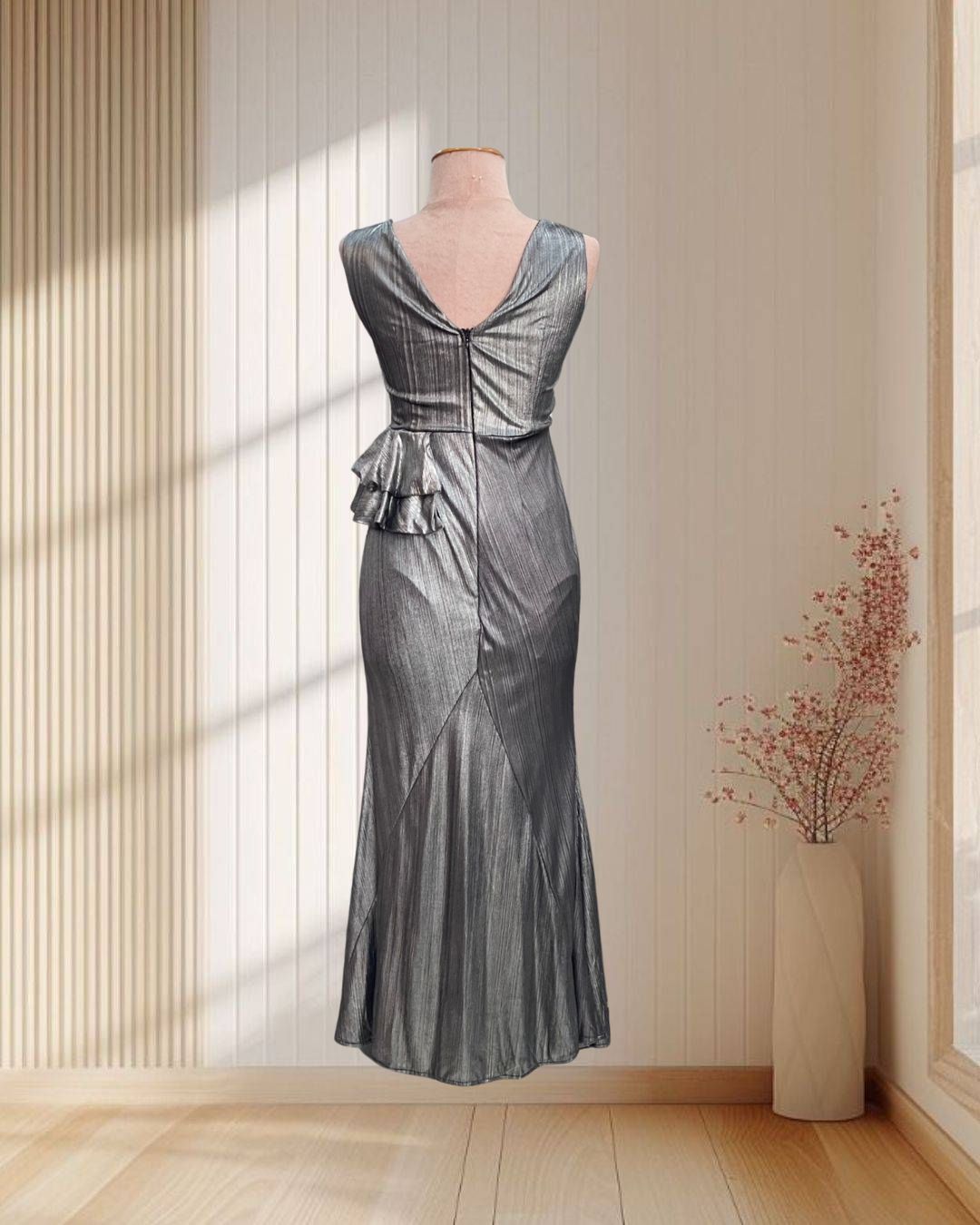 (PRE-LOVED) ราตรียาวสีเงิน ผ้าเมทัลลิค แขนกุด แต่งระบายช่วงเอว ไซส์ S