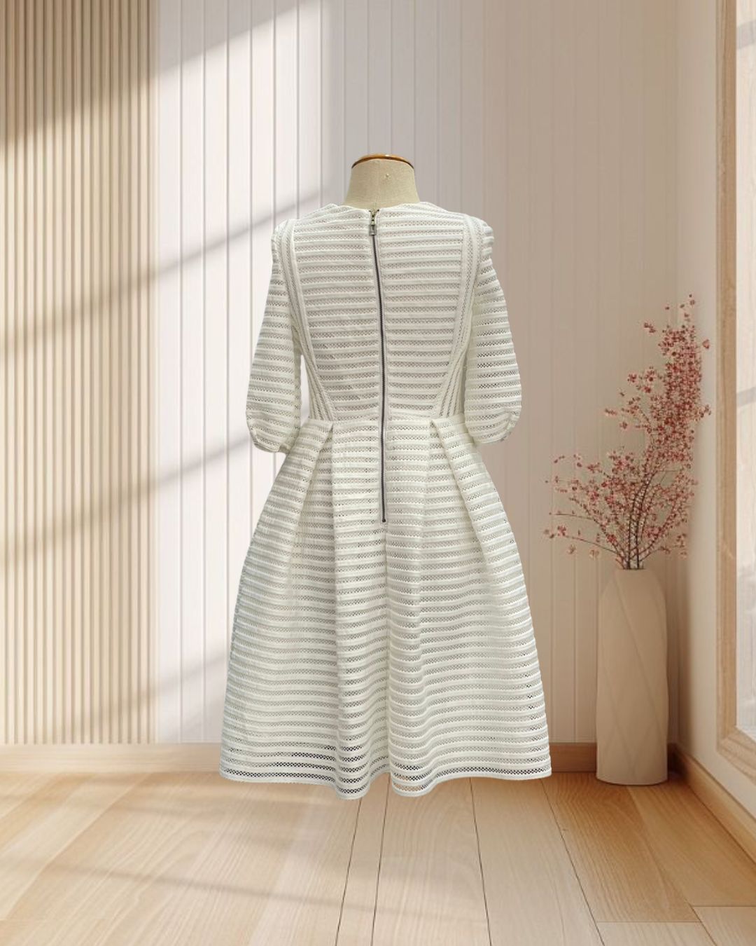 (PRE-LOVED) เดรสสั้นสีขาว แขนยาว กระโปรงบาน ผ้าตาข่าย ไซส์ M