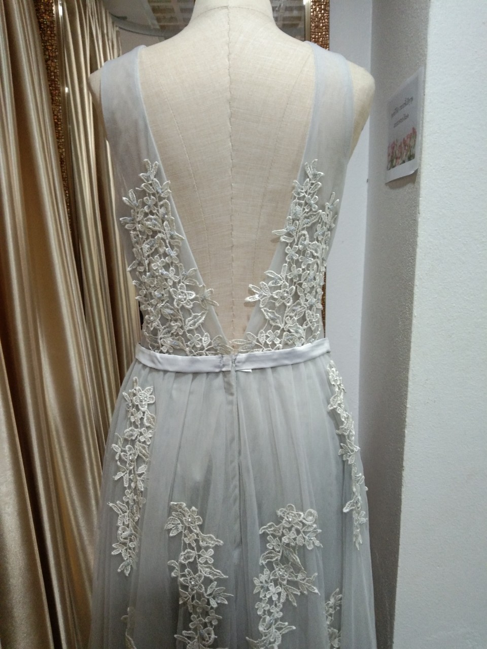 (PRE-LOVED) ราตรียาวสีเทาแขนกุด อกลูกไม้ กระโปรงผ้ามุ้ง (M) มือ2